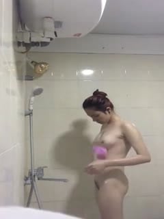 偷窥美眉洗香香 身材不错 小娇乳 多毛鲍鱼 洗香香睡觉觉 少个小哥哥帮搓背